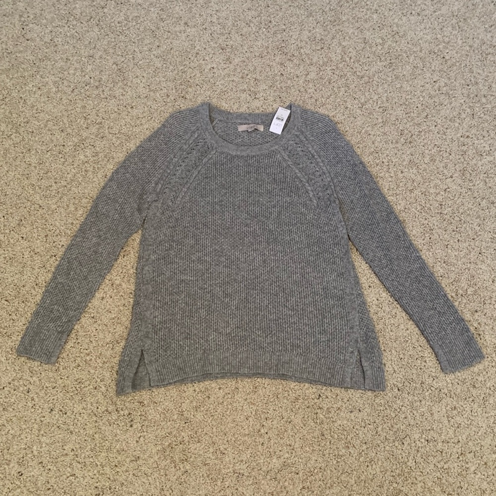 NWT Loft Sweater
Gray (Size M)
Beautiful details with sleeve/bottom slits